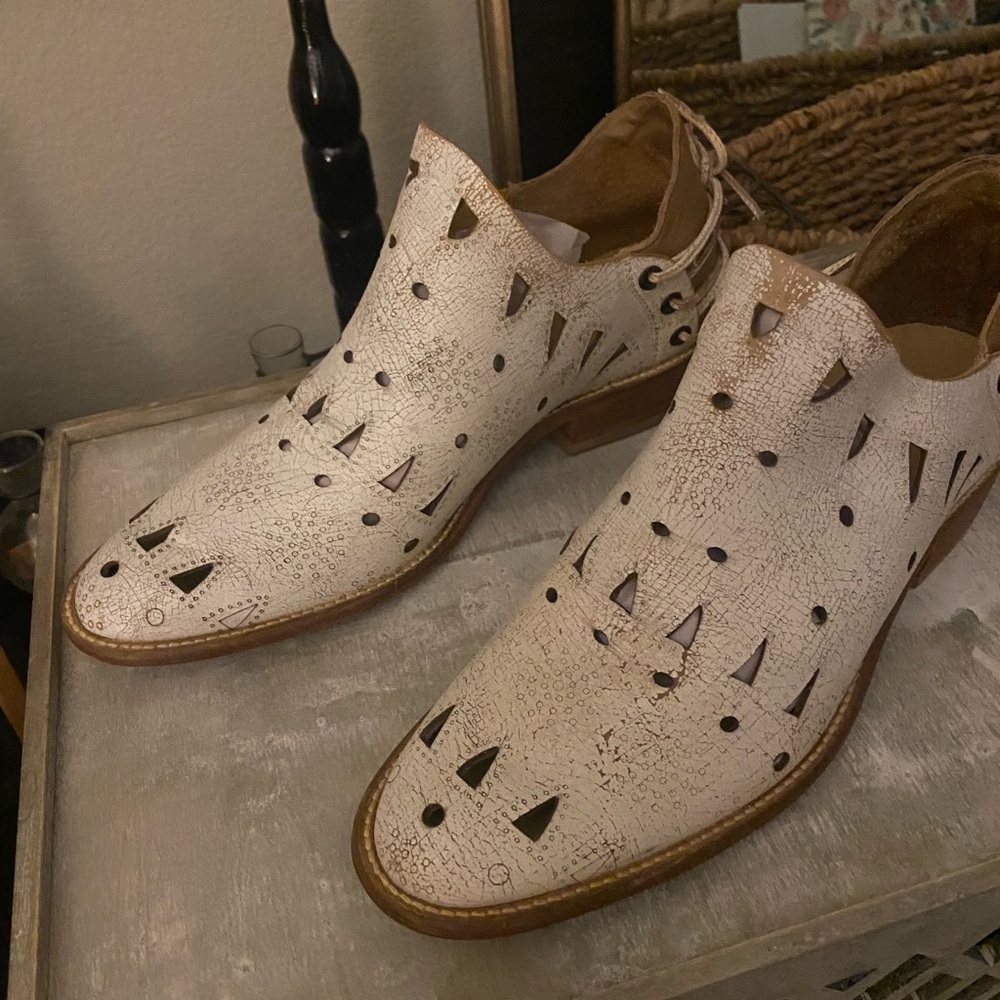 Musse & Cloud Cream Cutout Ankle Booties - Picture 2 of 6